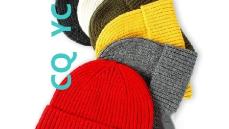 Großhandel kundenspezifische Acrylwolle schlichte warme Winter-Fußball-Strickmütze Beanie